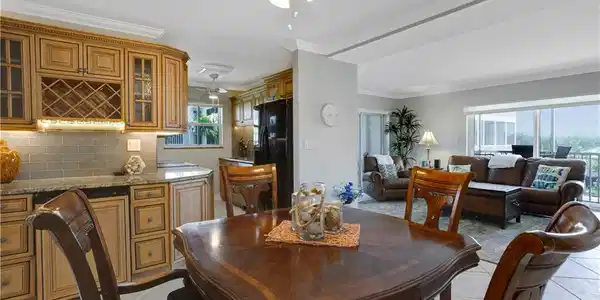 Image 2: Abundance of natural light through the many windows in this corner unit.