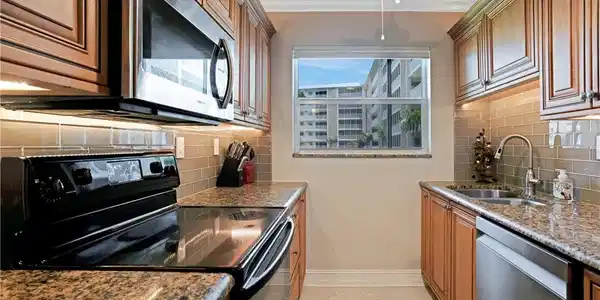Image 4: Custom cabinetry with pull out shelves