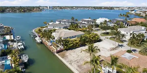 1670 Dolphin CT