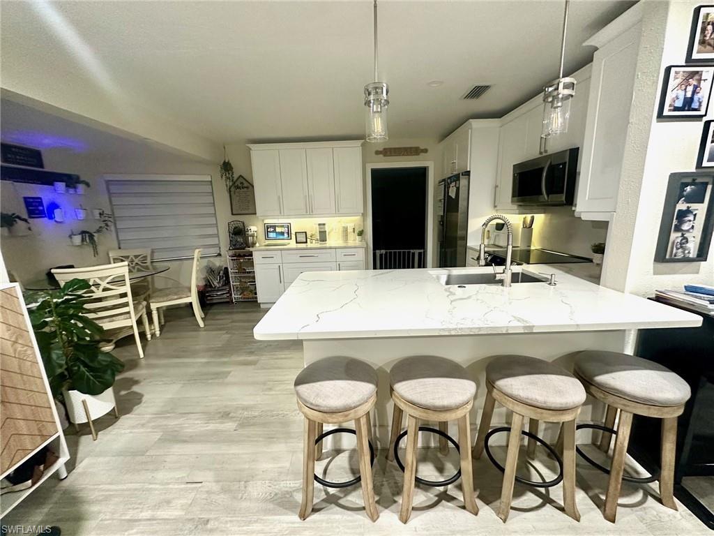 Image 2: beautiful updated kitchen with quartz countertops and soft pull drawers