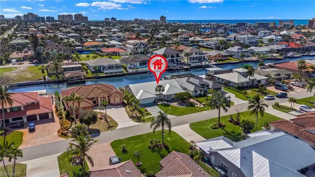 Image 1: Aerial view of the property, located on a canal with direct access to the water