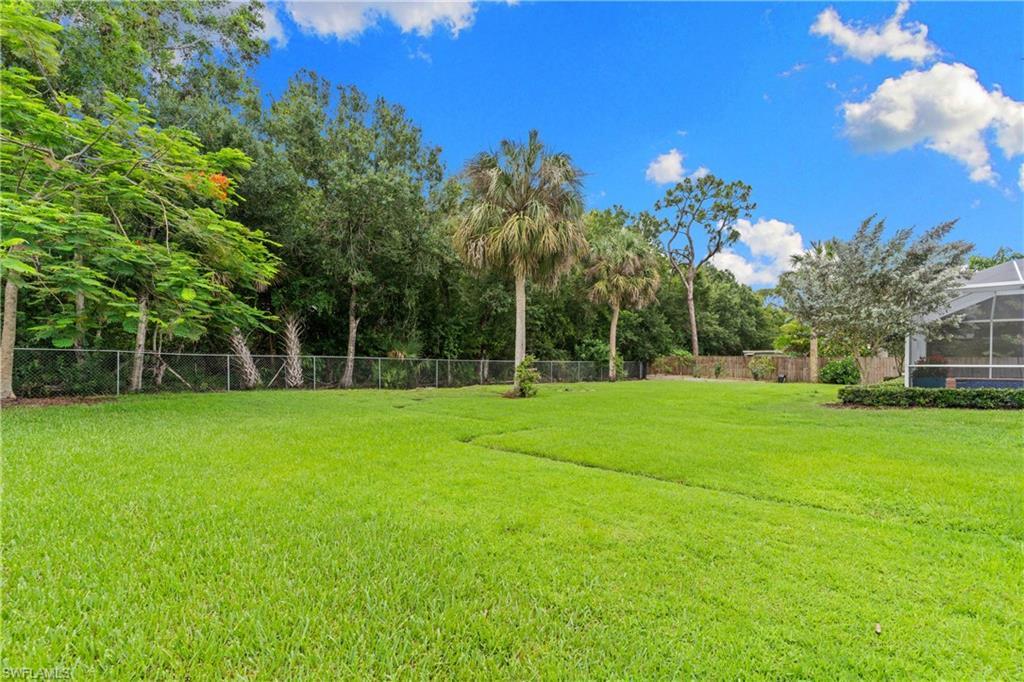 Image 4: Fully Fenced in Yard