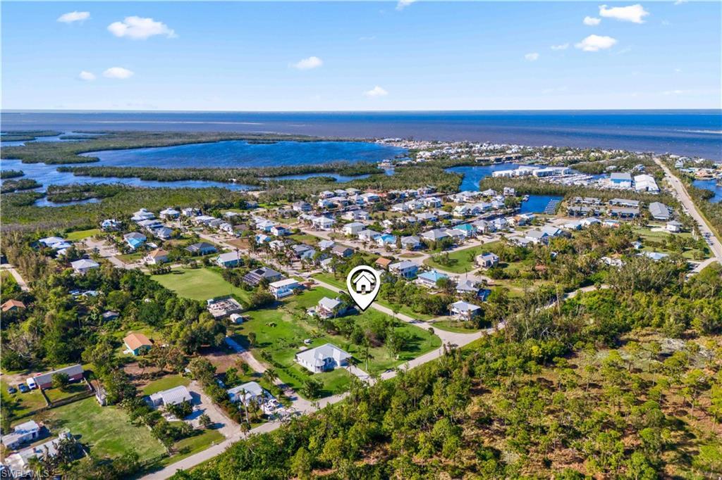 Image 3: So close to all the water - just a few minutes to open water and easy walking distance to restaurants and marinas.