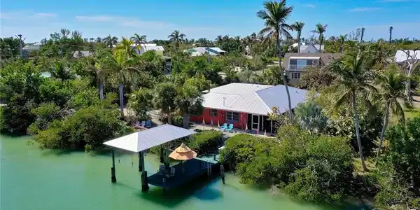 6076 Castaways LN