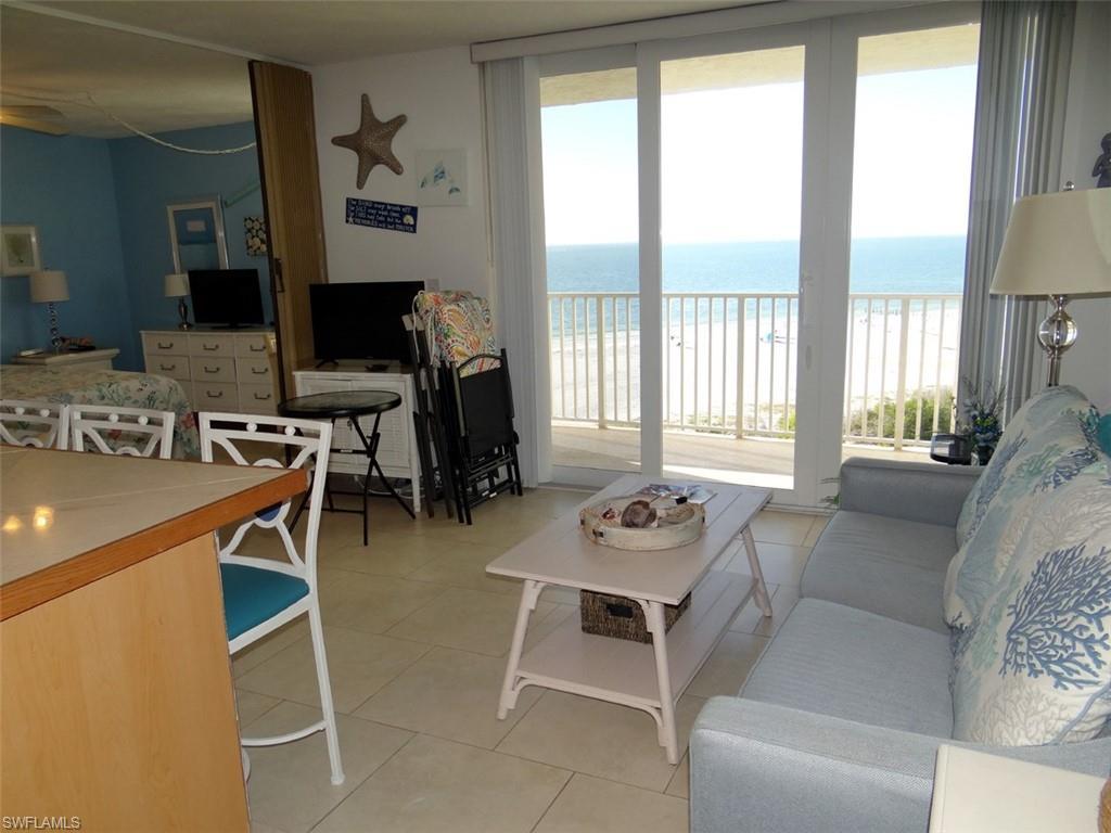 Image 4: Living area expanded view