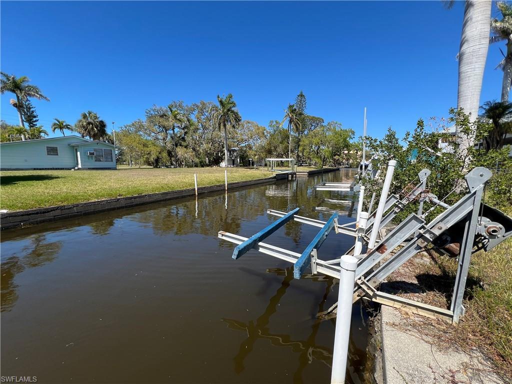 Image 4: Waterfront & Boat Lift