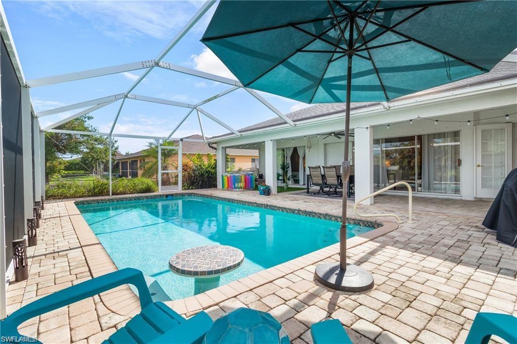 Image 4: Pool with concrete party table built in