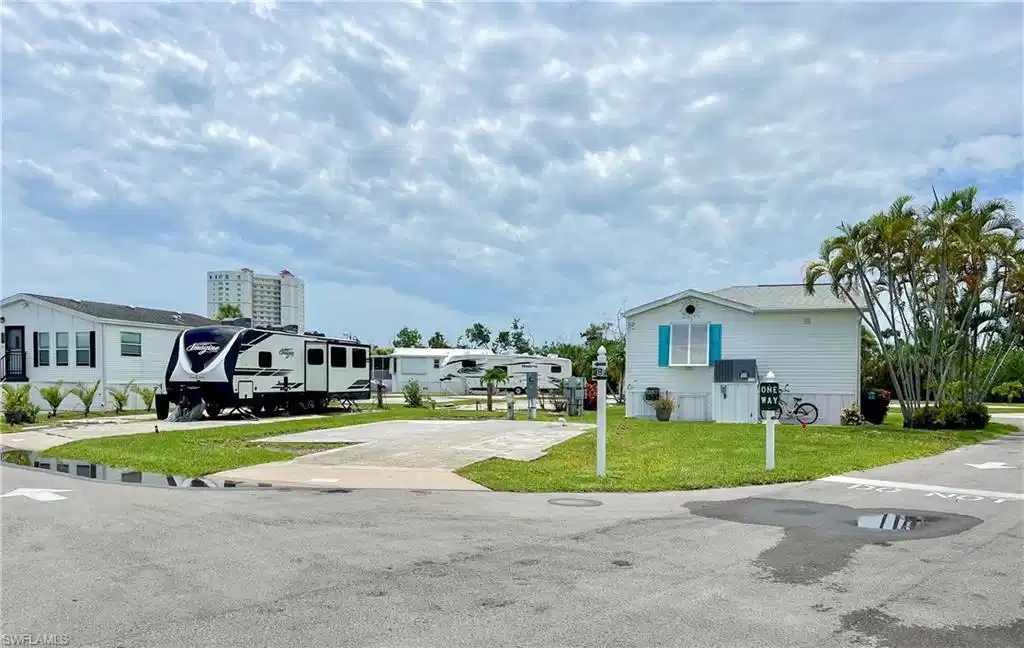 Image 1: Great corner lot