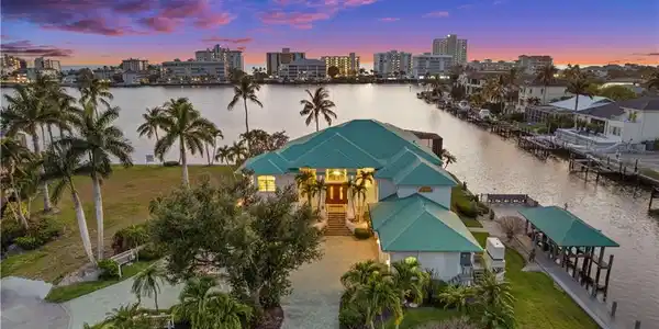 371 Bayside AVE