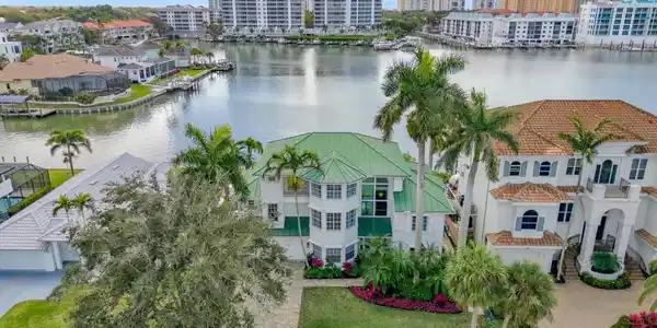 390 Oak AVE