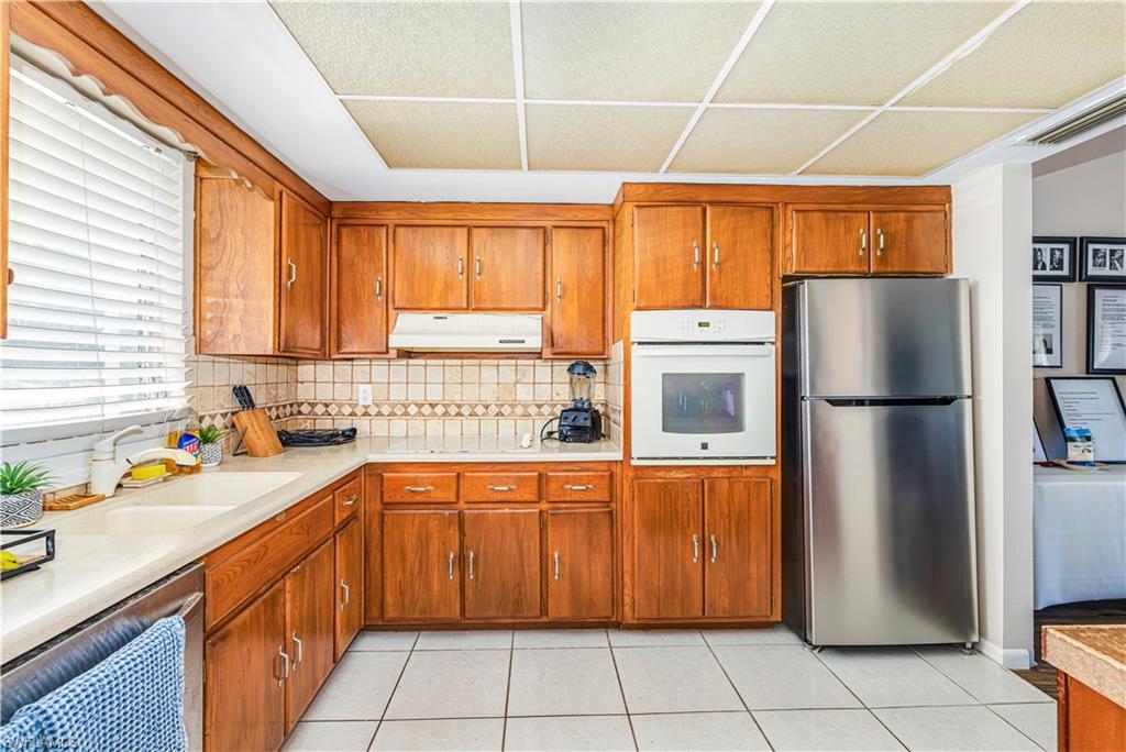Image 2: Kitchen