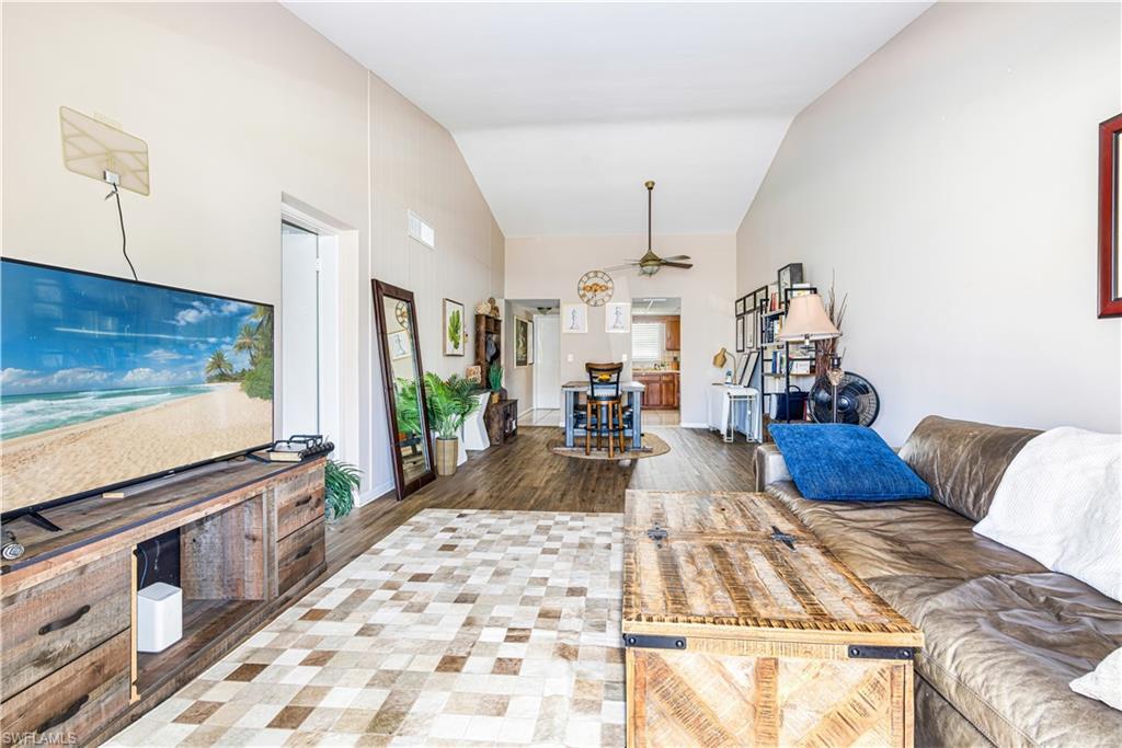 Image 4: Living room and dining area
