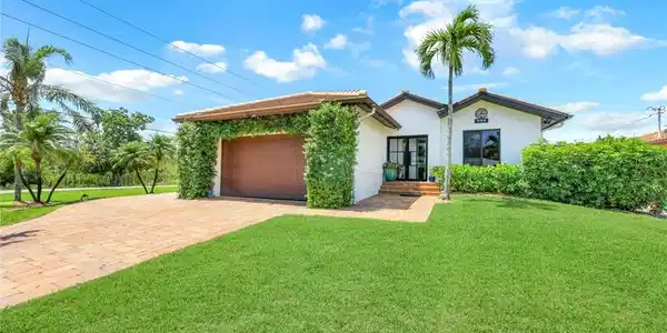 999 East Valley DR