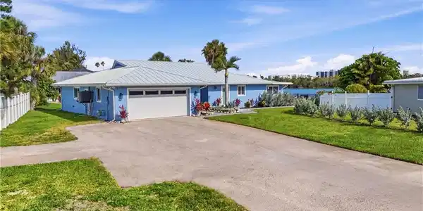 Image 4: oversized driveway