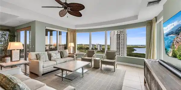 Image 3: Living Room 2
