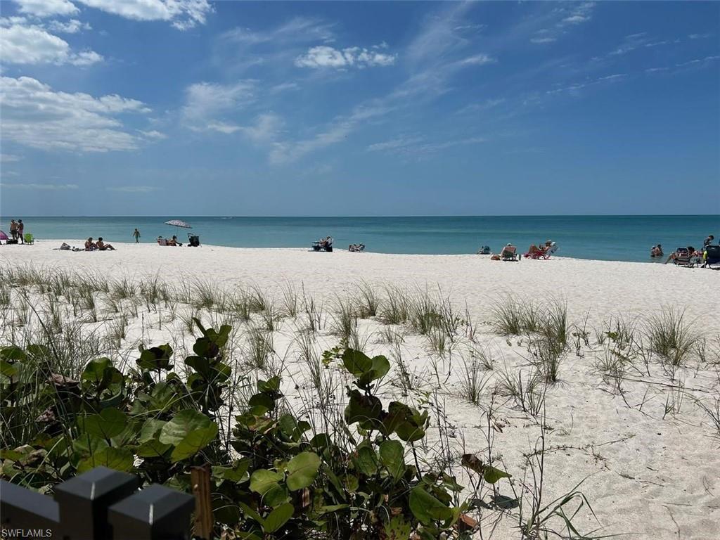 Image 2: RIGHT ON THE BEACH !