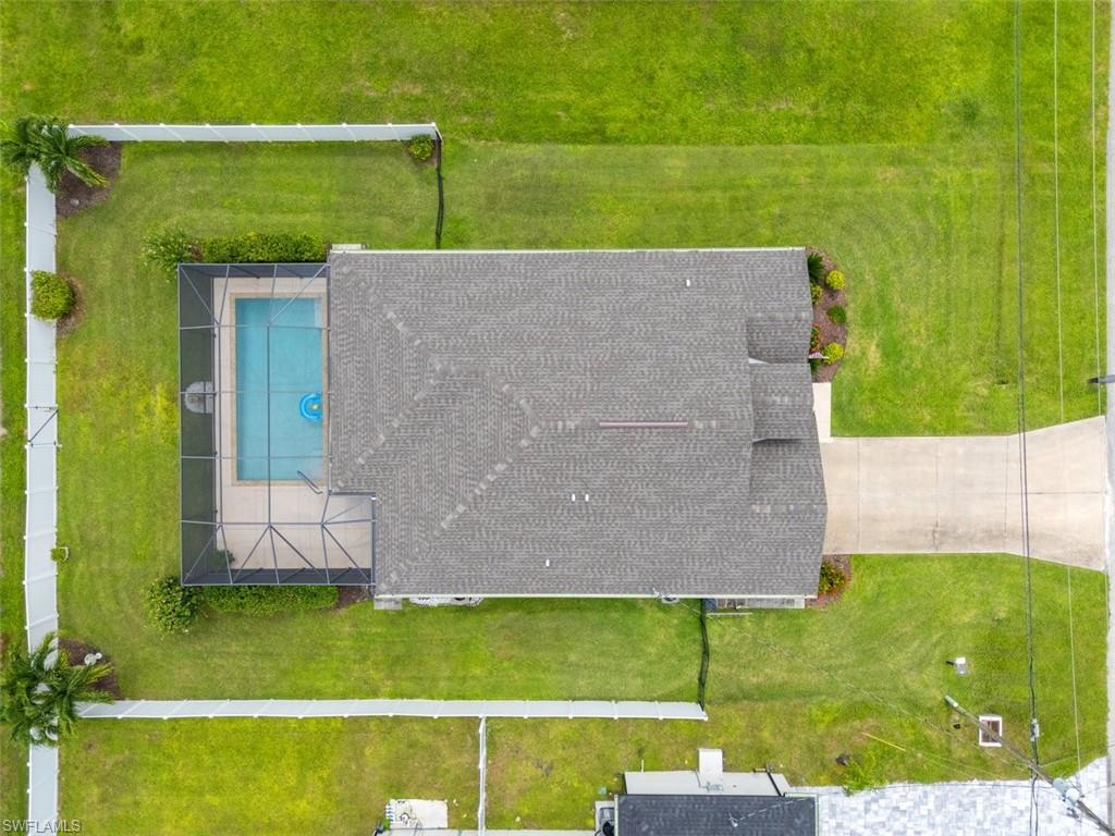 Image 4: Bird's eye view of a pool area