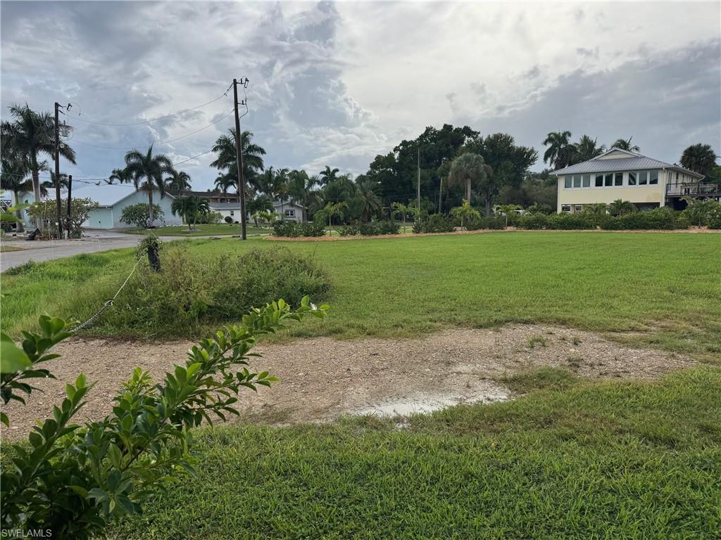 Image 4: Surrounding community with a lawn