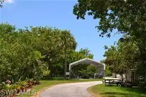Image 4: Picnic area