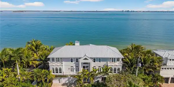1552 San Carlos Bay DR