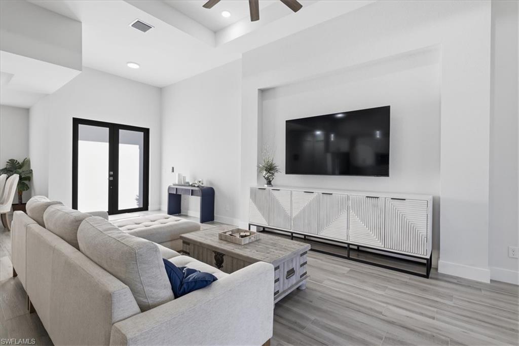Image 4: Living Area