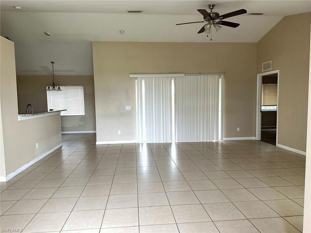 Image 4: Living room