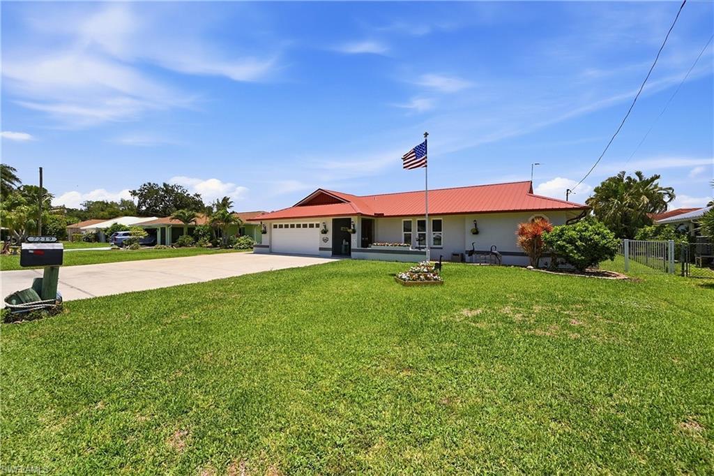 Image 1: Large Front Yard