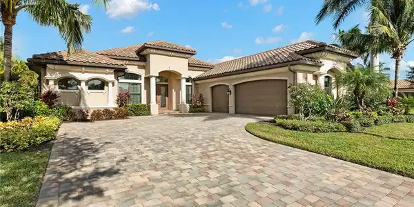 3313 Runaway LN