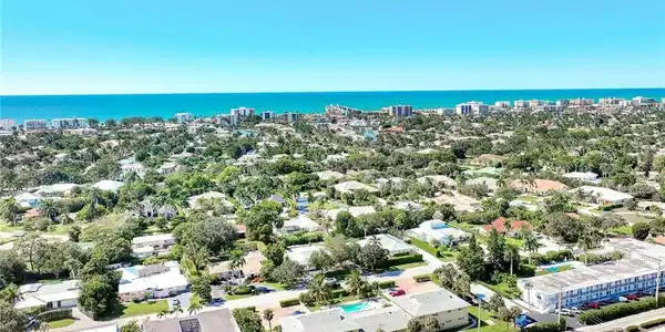 2000 Alamanda DR