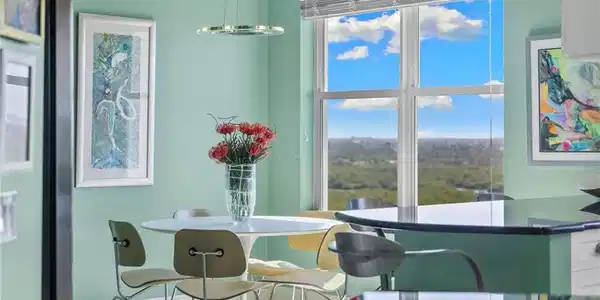 Image 4: Dining space with baseboards