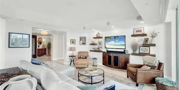 Image 4: Living Room