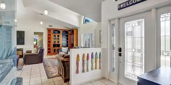 Image 2: The sunny foyer welcomes you to "The Mermaid Manor"