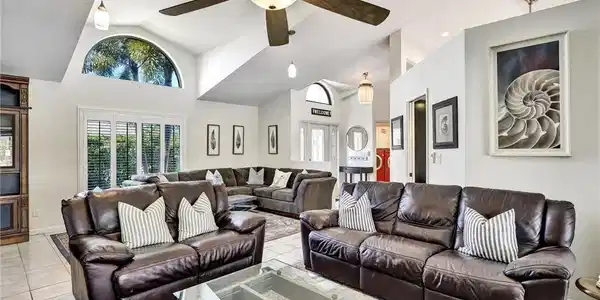 Image 4: Comfortable sitting area for pleasant conversations