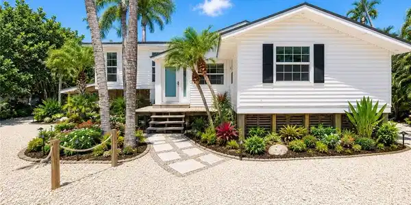 Image 2: VIRTUALLY RENOVATED AND LANDSCAPED