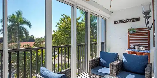 555 Park Shore DR