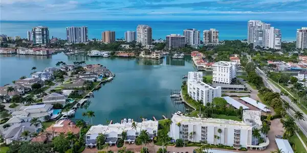 400 Park Shore DR