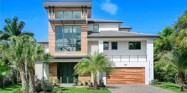 Image 2: Great curb appeal