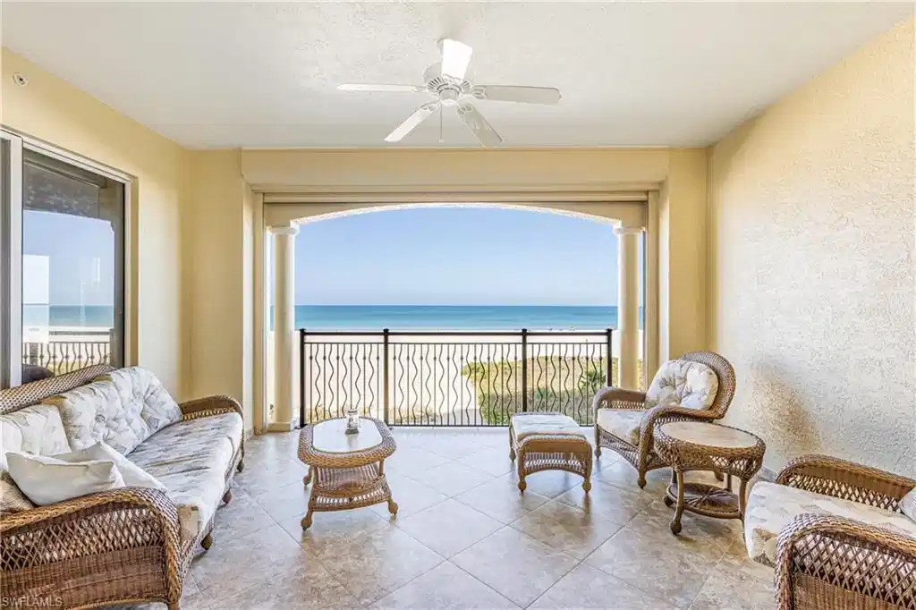 Image 1: West Lanai / Beachfront