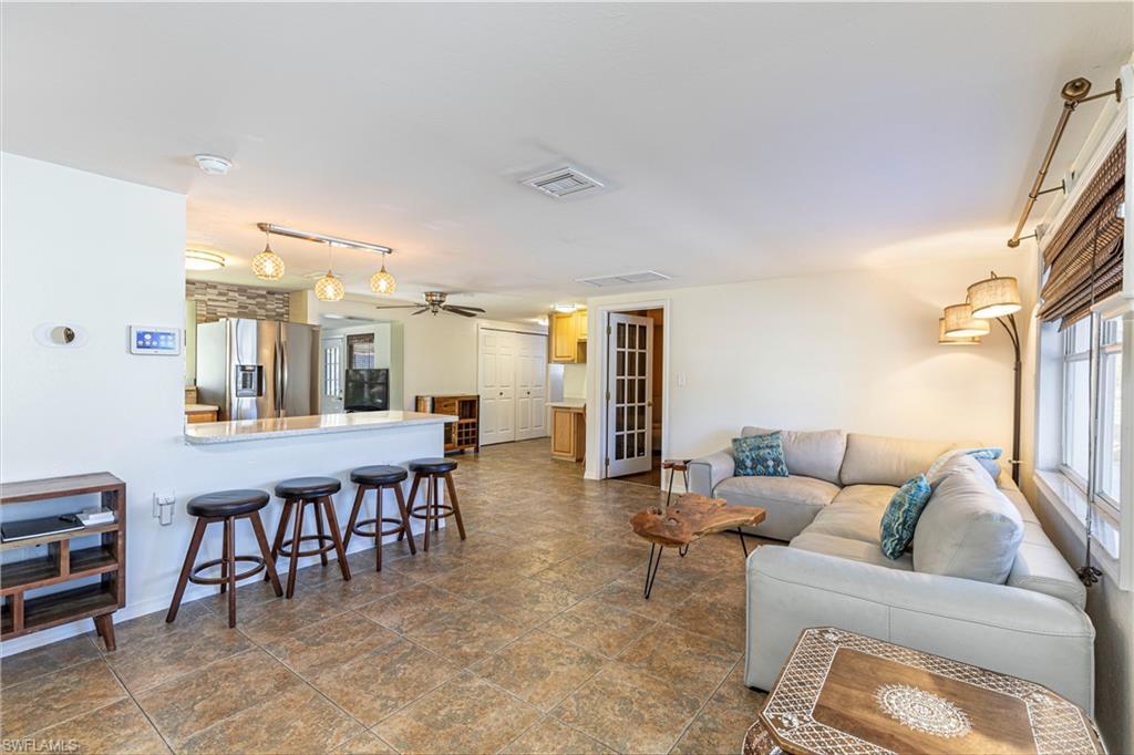 Image 4: Living room with ceiling fan