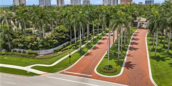 Image 2: Bay Colony Entrance