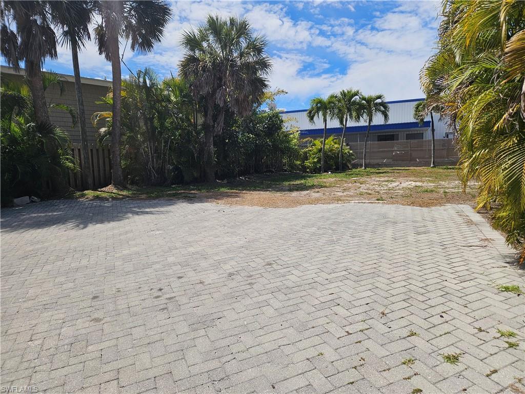 Image 4: Lot