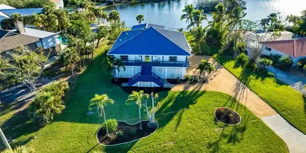 3131 Twin Lakes LN