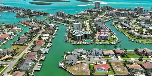 895 Banyan CT