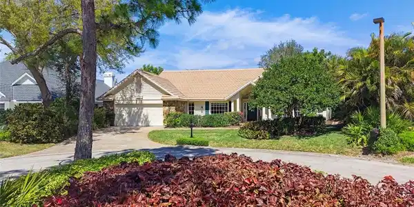 811 Arrowhead LN