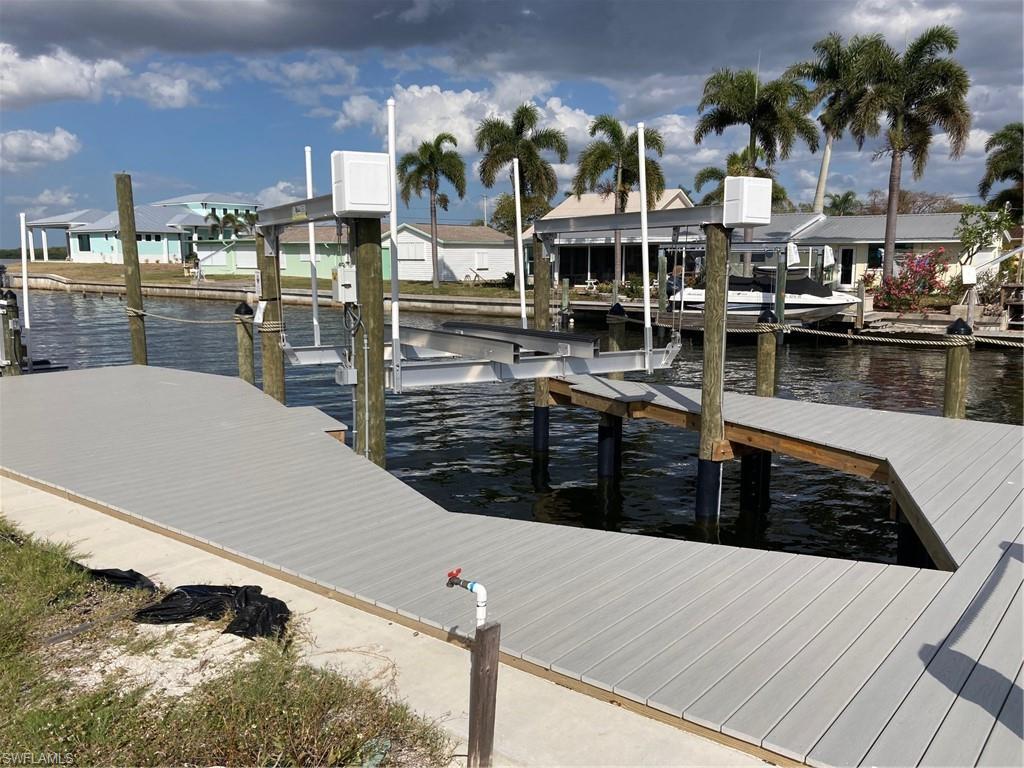 Image 4: WALK AROUND AND BOAT LIFT