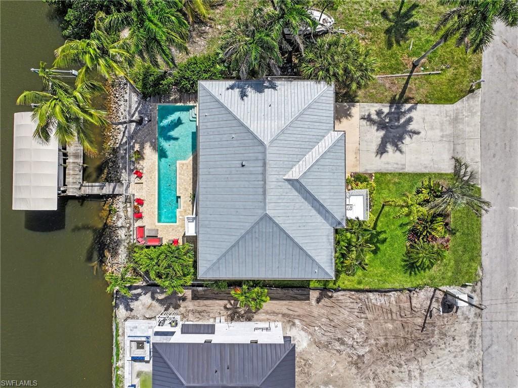 Image 2: Metal Roof, Pool & Boat Docks!