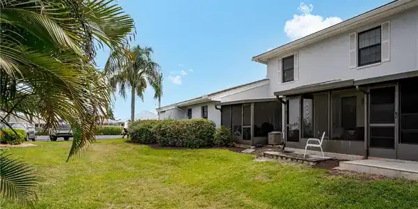 Image 4: Grass area behind your lanai