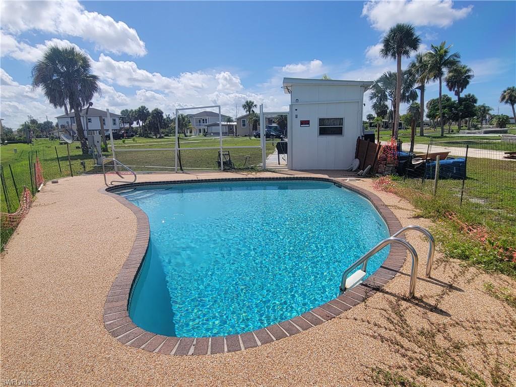 Image 4: View of pool