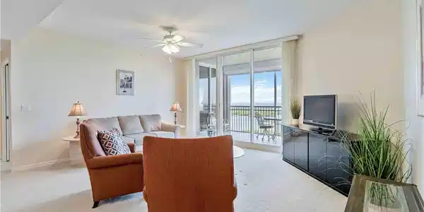 Image 4: Living Room