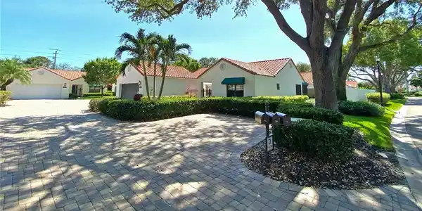 718 Reef Point CIR